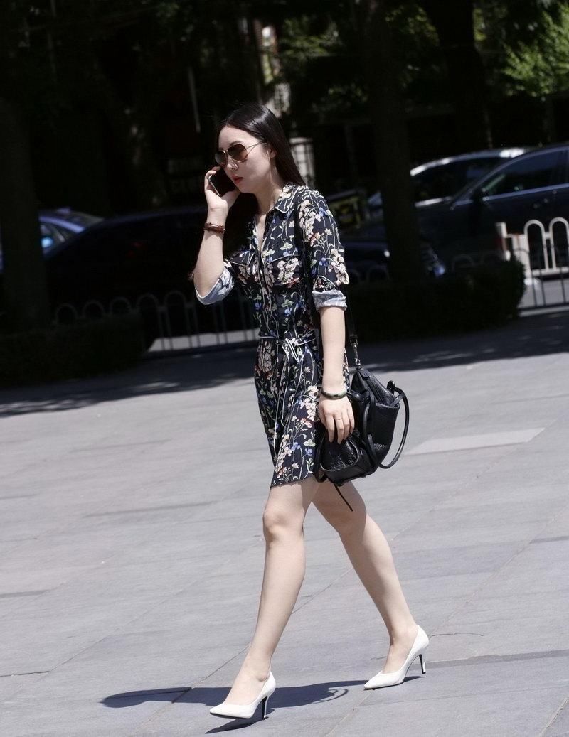 建设大街美女身材高挑，穿碎花长裙悠闲街拍！