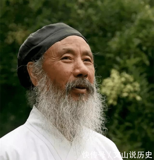  却说@道长书法卖到上亿元，书法专业人士却说“看不懂”