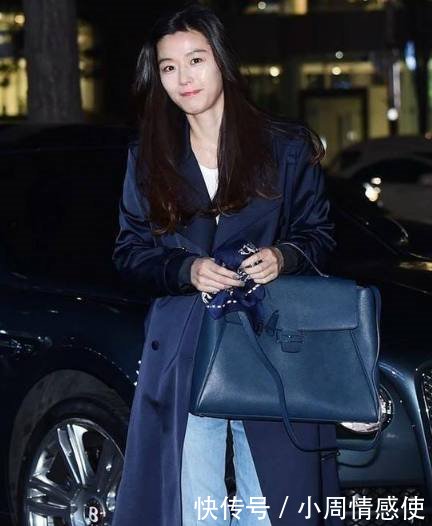 奔三的女人尽量不要打底裤配大衣，学学景甜这样穿，特有女人味