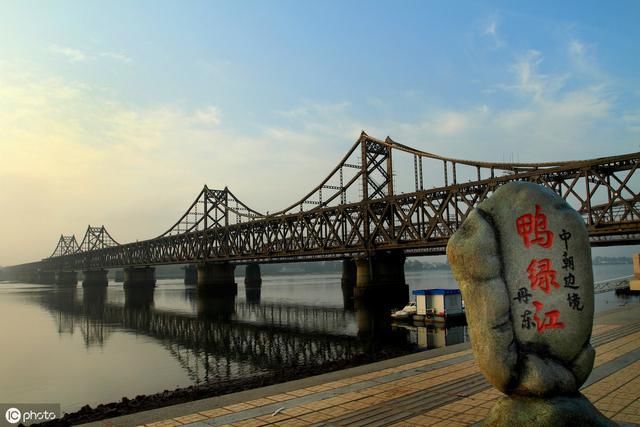 朝鲜人游鸭绿江，冲中国游客打招呼，面对丹东高楼大厦羡慕不已