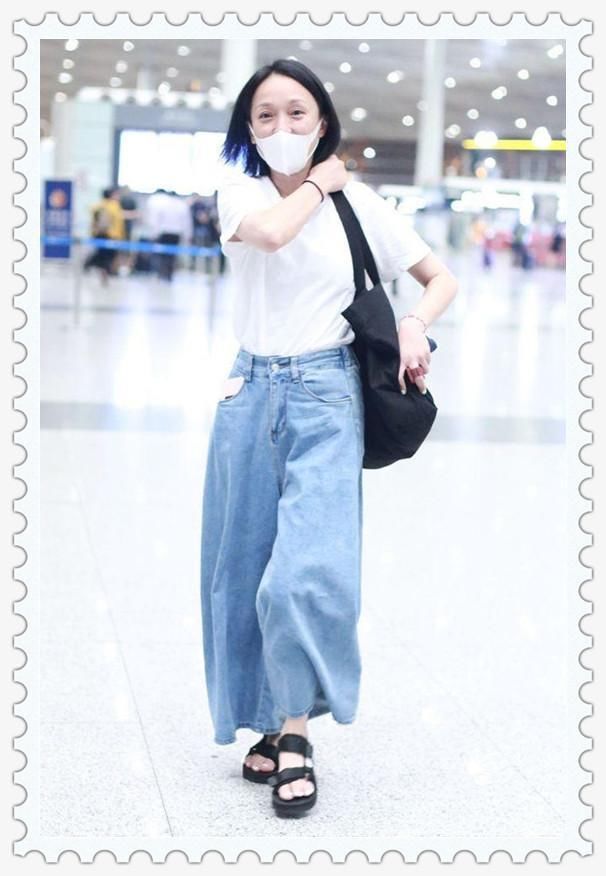 当36岁王鸥和44岁周迅同穿白T配仔裤，才知素颜和美颜差距有多大