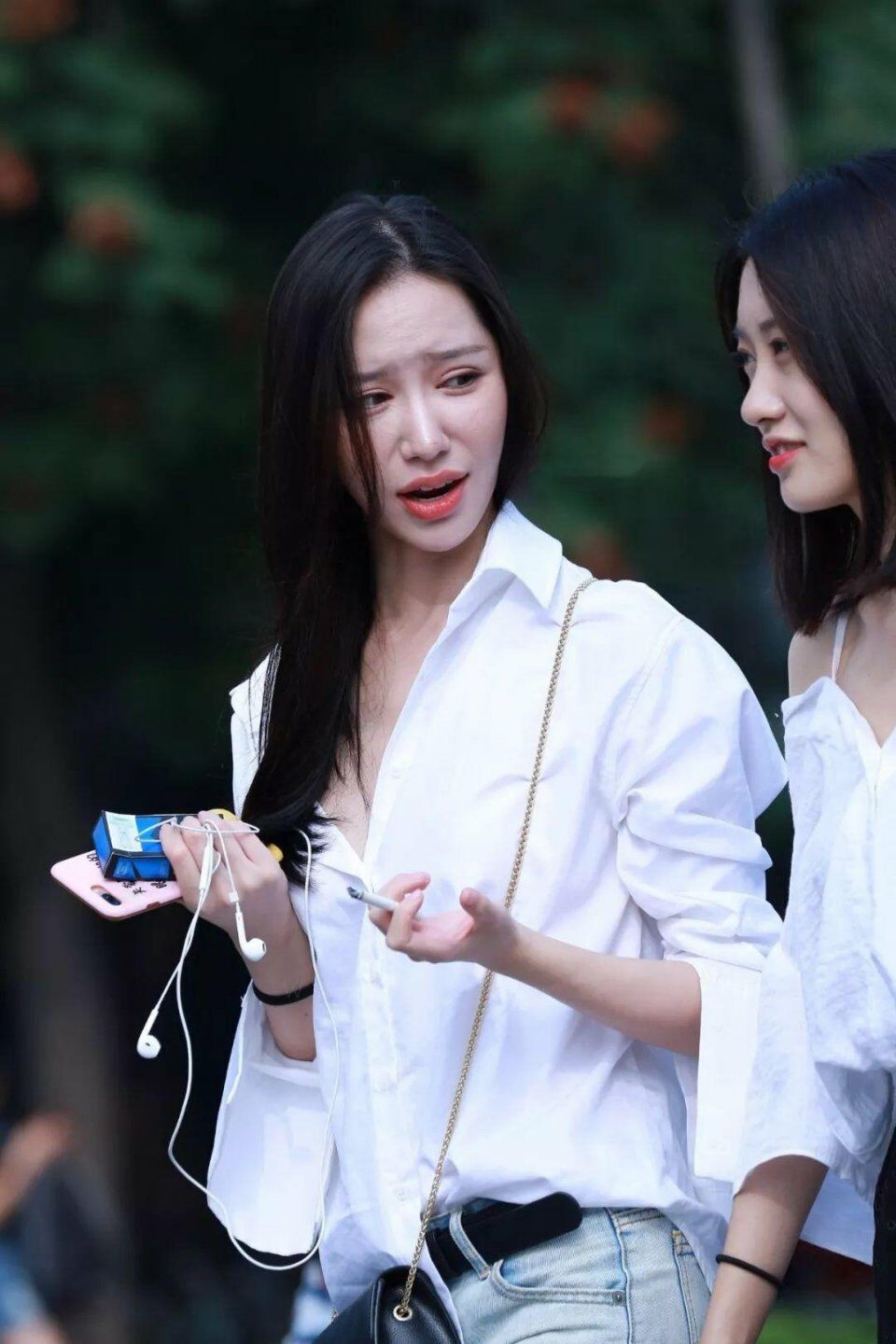 街拍路人:皮肤吹弹可破，闺蜜的吊带衣服惹眼!