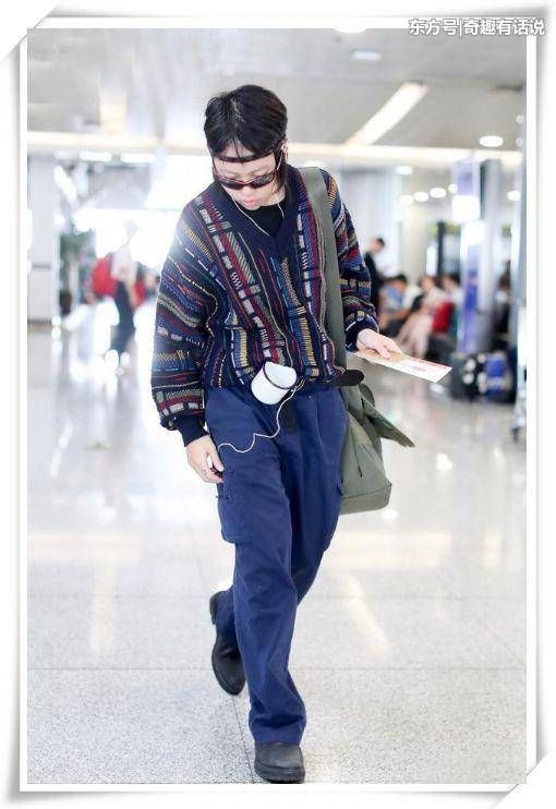 窦靖童把茶缸子挂腰上,大夏天穿毛衣,网友:穿这样亲妈知道吗?