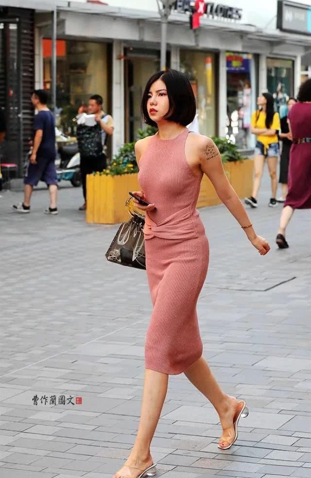  #還是#时尚街拍：包身裙漂亮美女，除开身型，還是身型