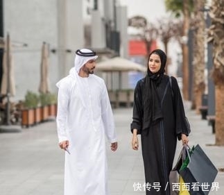 为啥迪拜男人喜穿白袍，但从来不会变脏呢？游客看后：有钱任性！