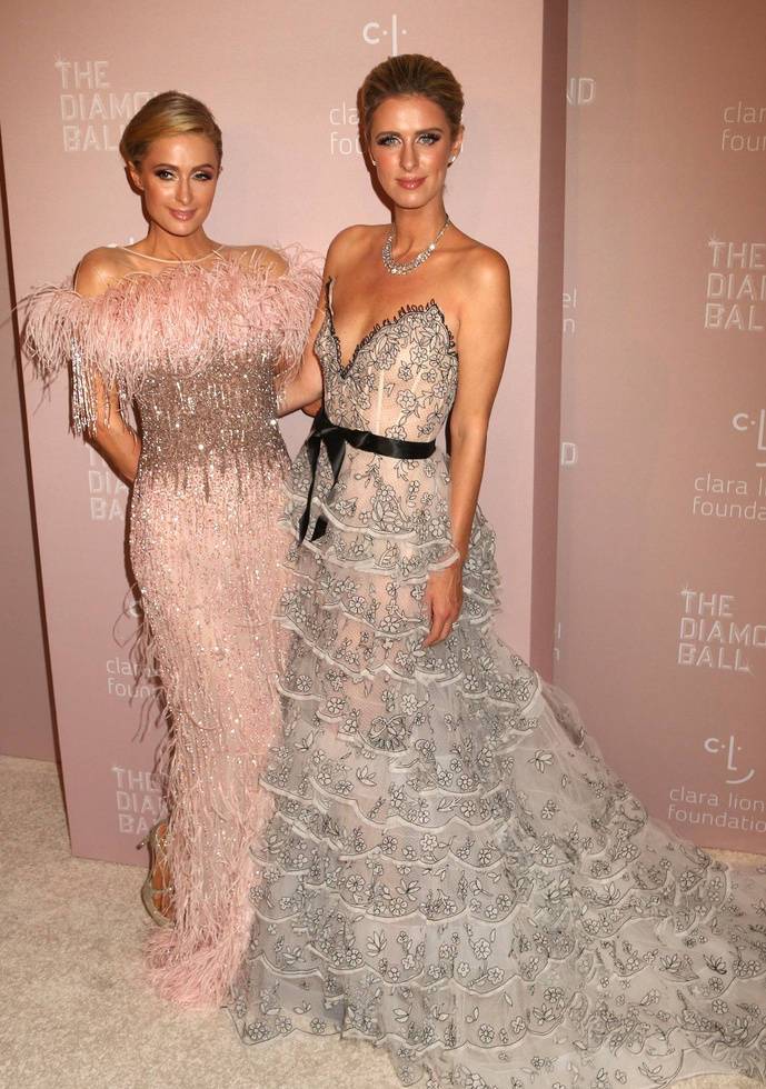 希尔顿姐妹同框，妹妹高贵优雅，姐姐媚态百出，一妈生差距真大！