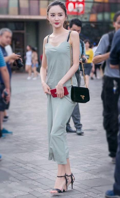 街拍：小姐姐一身肉色连衣裙，尽显曲线优美身姿