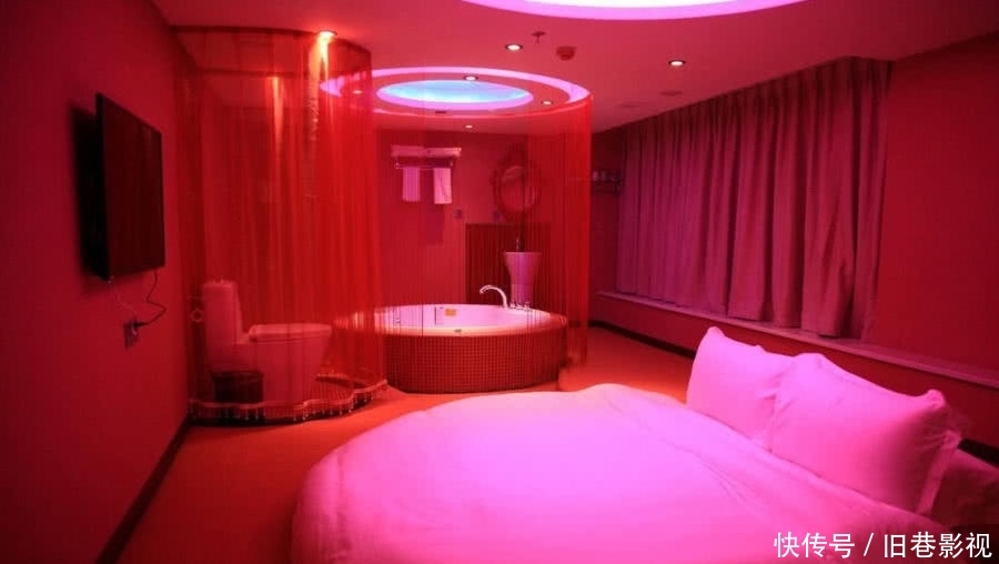 住酒店你睡过水床吗？里面的水是普通水吗？服务员介绍，恍然大悟