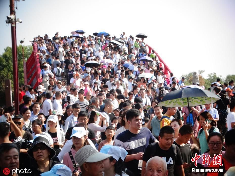国庆假期 多地景区迎来客流高峰