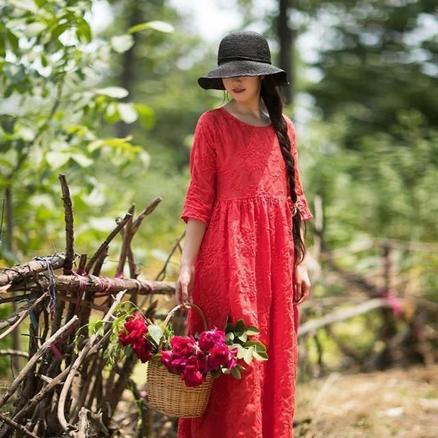 夏日的烈焰红裙成焦点，美的让人心碎，热情似火