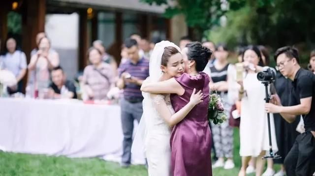 『妈妈们』婚礼妈妈装怎么选端庄又得体?来看众星妈亲身示范婚礼穿搭！