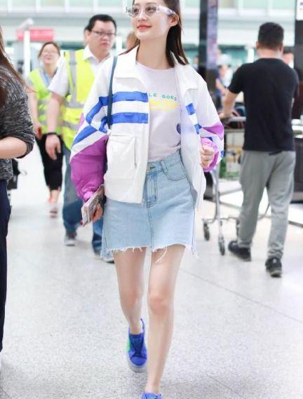 做女星不易 李沁穿“木棍鞋”脚背和脚趾成90度！