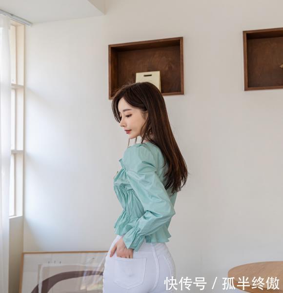 气质:孙允珠白色紧身休闲裤,时尚甜美气质出众