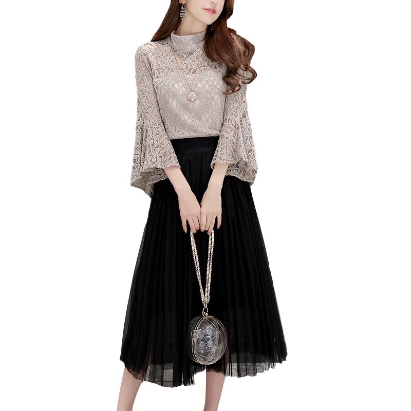 国庆游玩，女人别再裙子配高跟鞋，瞧这样的套装，一款比一款美嫩