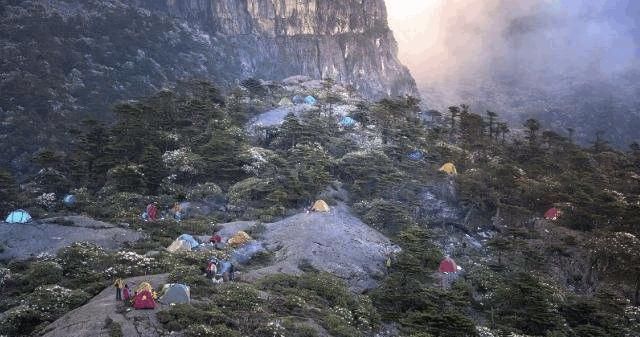 四川这个地方比亚丁美，漫山都是海子，石头缝躺着上亿年的水晶石