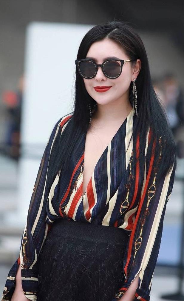 街拍：白皙如玉的小姐姐，贵妇气质彰显小女人魅力!