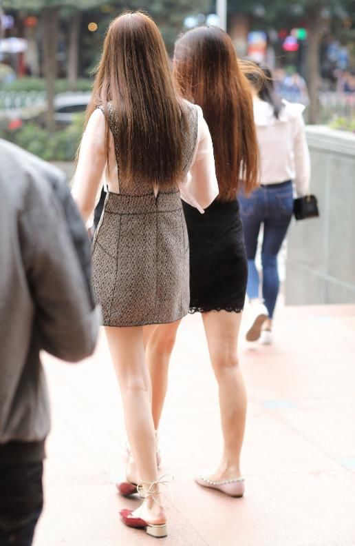  扭到|拿根“麻绳”当鞋带，捡块“木头”当鞋跟，真担心美女走起路来扭到脚