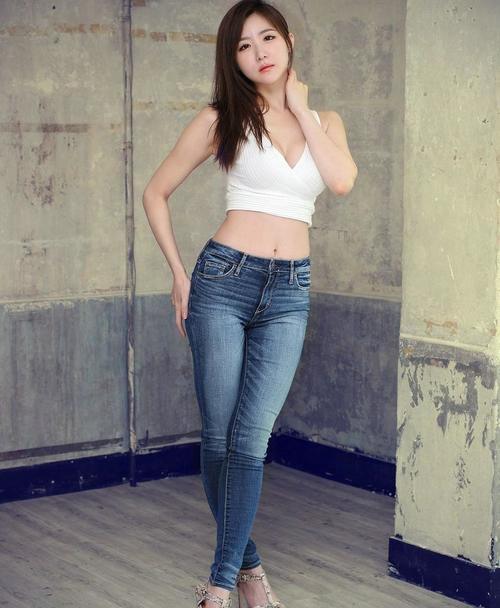 街拍:上围丰满的美女,是女人都会嫉妒的完美身材!