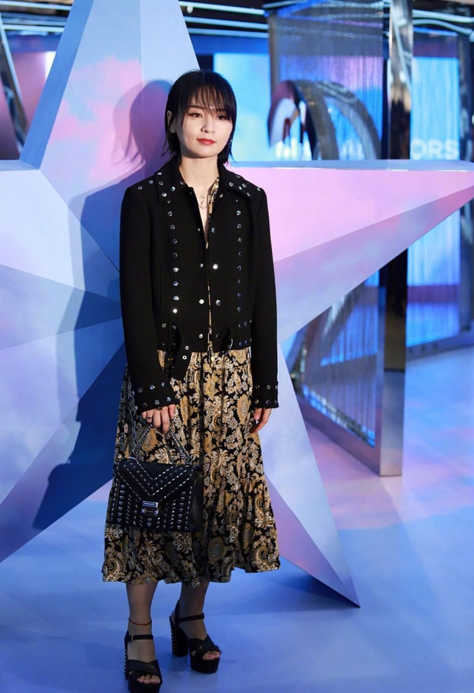 霍思燕被宠成18岁,迪丽热巴美人鱼本人,张钧宁一袭吊带惊艳众人