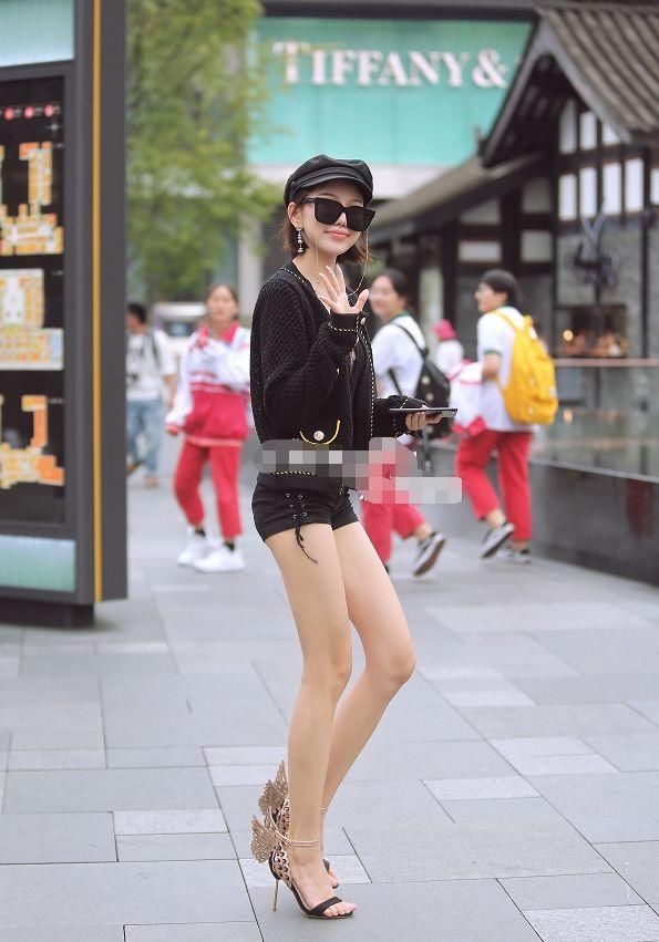 街拍：穿衣越来越没有底线了？图五热裤短到极致，图六直接不穿！