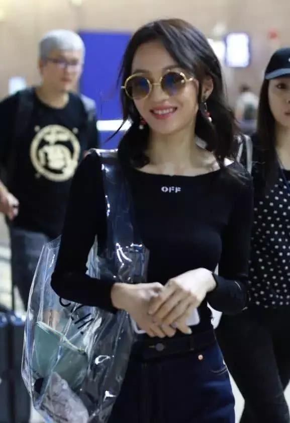 同戴圆框墨镜，张韶涵变复古摩登女郎，周迅却像算命先生!