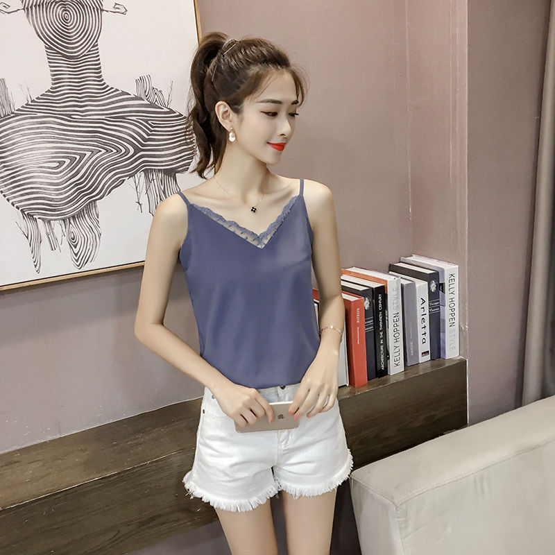 丰满的女人出门就穿个小背心，简单又诱惑，上街满满回头率