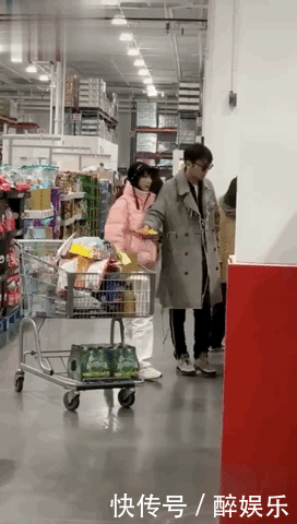  防护■雷佳音老婆翟煦飞罕见现身，接机“前夫哥”，做防护措施毫不留情