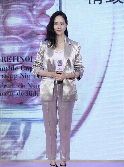 [ 穿搭]大红色西服套装瞬间化身为时尚女神，气场全开，张钧甯穿衣真胆大