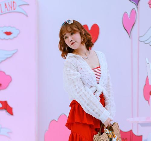 长发飘飘美的像仙女一样的闺蜜俩,身材长相气质都完美的没话说!