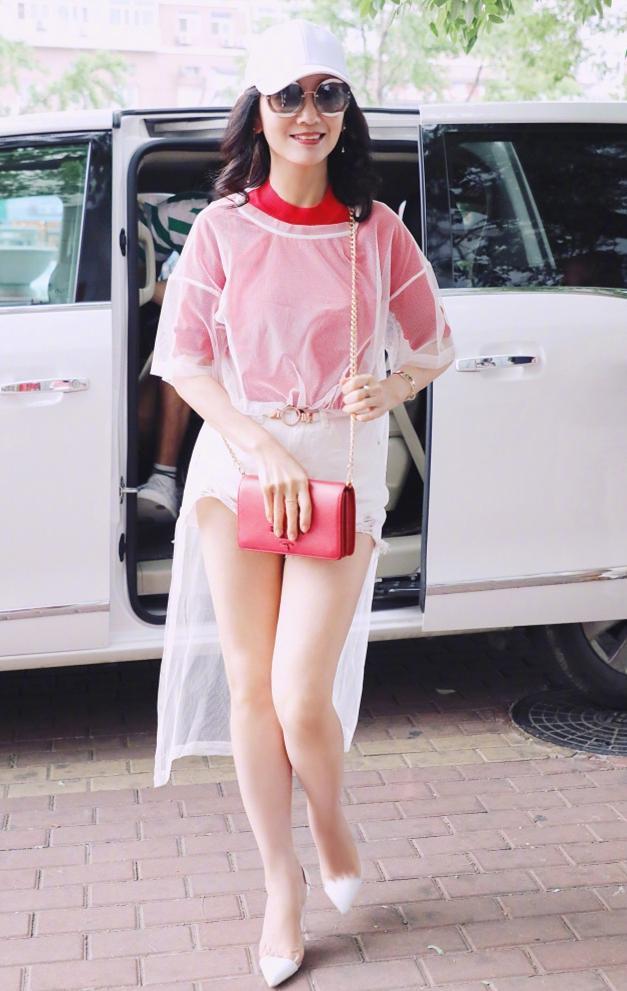 街拍：图1穿超短裤的63岁赵雅芝，图3胯真宽！图4裙子不怕掉么？