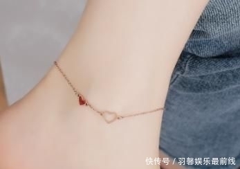 女人|女人纤纤玉足很娇小白嫩,“脚链”凸显灵动脚踝,三寸金莲惹人爱