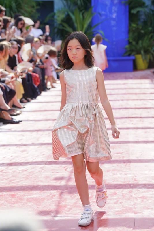 12岁李嫣不畏镜头!与李亚鹏前往巴黎时装秀，网友:气质不输王菲