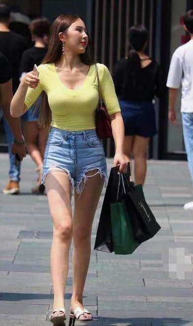 路人街拍靓丽的紧身打扮,简直美炸了!