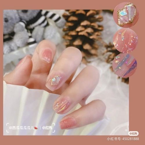  图源@不露脸的春天，当然要在指甲上做点花头啦！