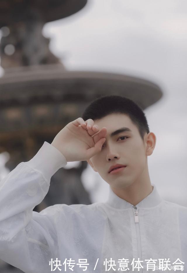  气质：留着寸发穿白衬衫的小奶狗，皮肤白净的帅哥穿什么都这么有气质哦