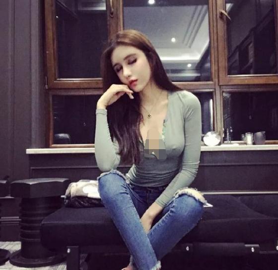 街拍： 身材好气质佳的精致美人,一双大长腿,魅力十足!