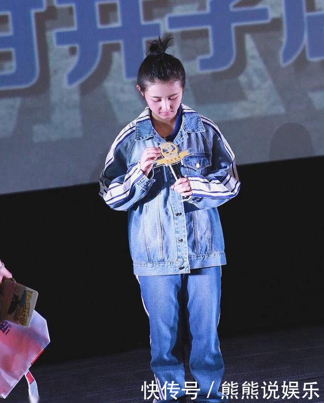 张子枫出席活动终于不穿高跟鞋了，这回一双马丁靴，却格外好看！