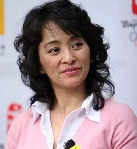  家里@她是刁蛮家婆大户，三嫁老外都离异，56岁家里啃大饼自称为可伶