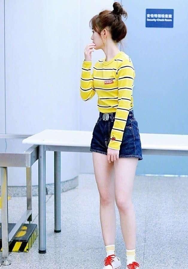 尴尬了鞠婧祎，穿超短牛仔裤用白色绳子撑住，瘦的人才敢这么穿!