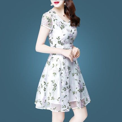 如今女人是真敢穿!“若隐若现”网纱裙真是美的人心醉，美嫩减龄