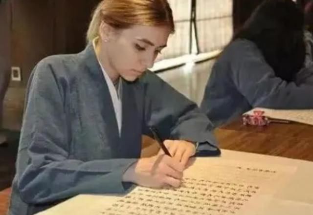 「中国话」“外国人眼里的中国电脑键盘”笑死我了,看了发图,除开哈哈大笑我记忆里仅剩这歌