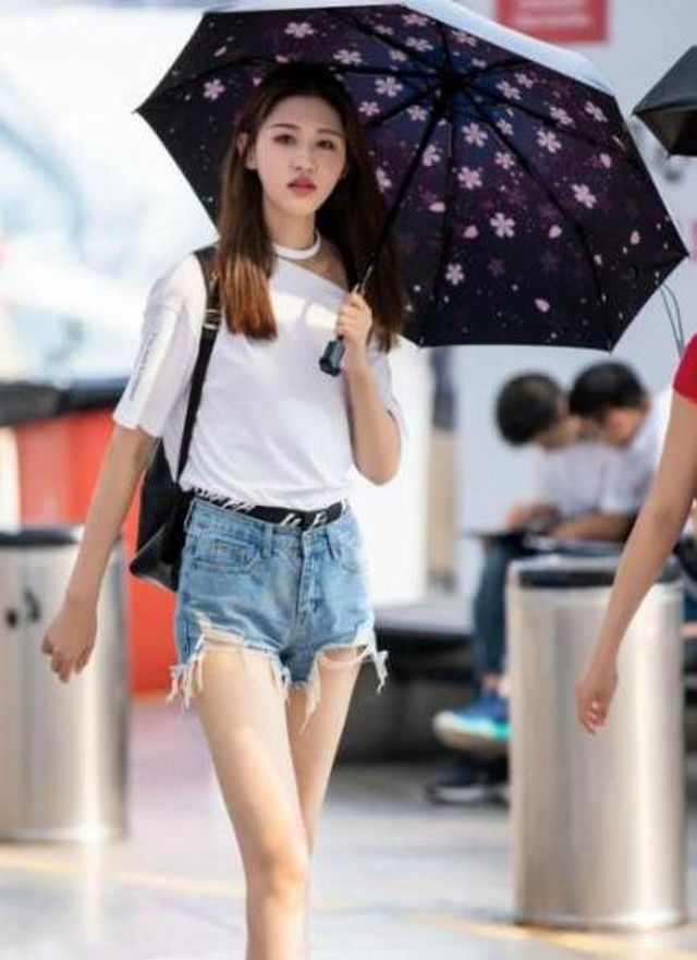  『黑色』路人街拍,小姐姐黑色毛呢短裤搭配一双肉色打底袜,迷人吸睛