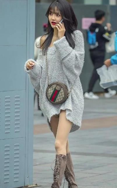  『气质』美女时尚街拍：丹唇外朗的美女，一件条纹上衣配黑色短裤，时尚休闲气质