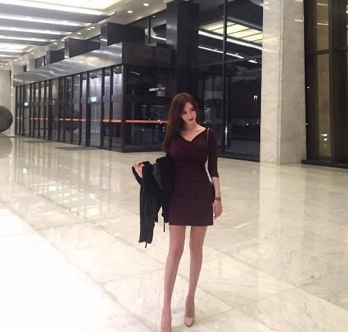 美女欣赏图鉴：拥有凹凸有致好身材的女生，怎么穿衣都不错