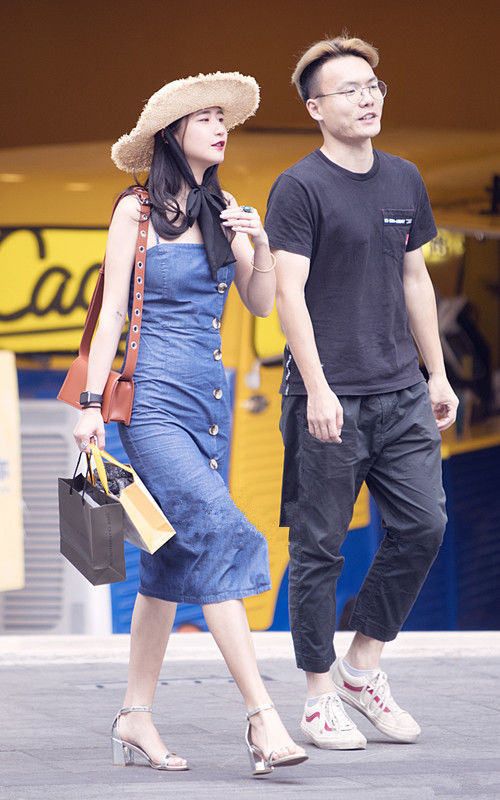 路人街拍:纯色吊带短款上衣+高腰半身裙,休闲时尚显气质