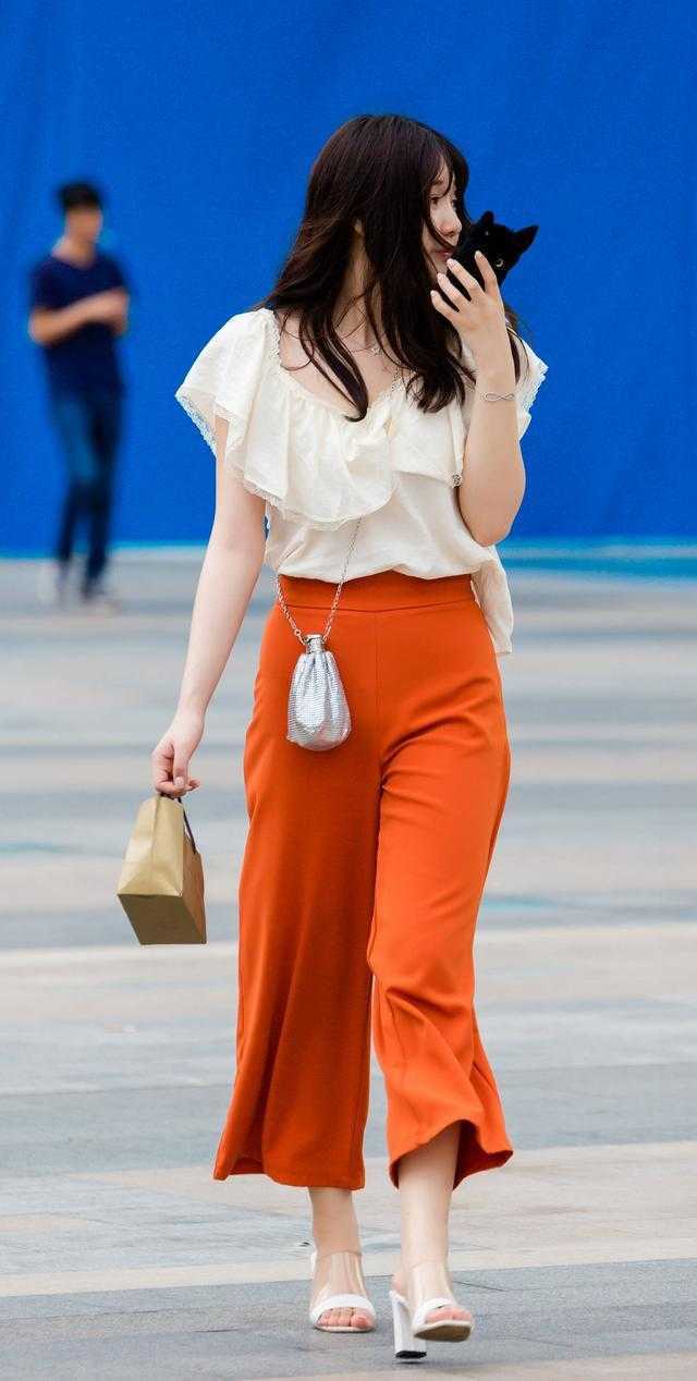 街拍:图一小脸的小姐姐好身材,呆萌的表情太可爱了!小美女一枚