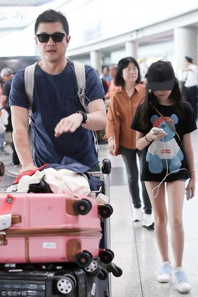 李嫣机场照太大胆，气质赶超王菲，大长腿超吸睛