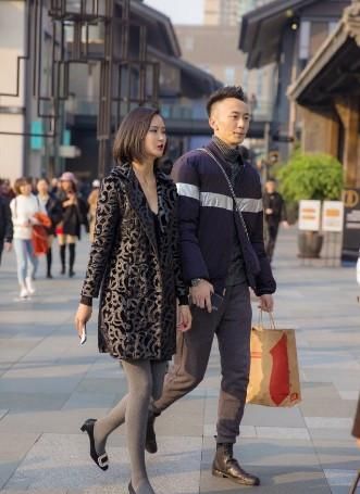  楚楚动人■路人街拍，打扮时尚的闺蜜，都穿了白色的连衣裙，楚楚动人
