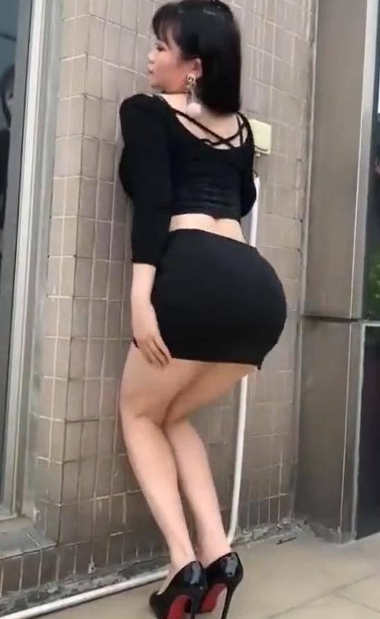 街拍：妙龄女郎的细高跟、包臀裙穿搭，给人一种成熟饱满的美