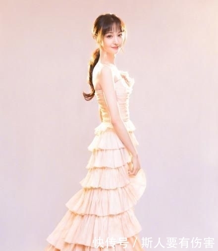 【 脸部】一个脸部僵硬，一个自然舒服，疑整容后遗症，郑爽同框热巴差别大